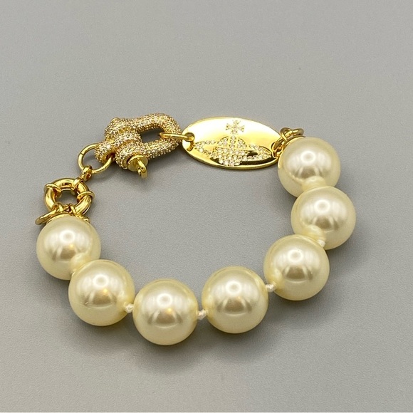 Vivienne Westwood large faux pearl bracelet with encrusted lock in gold tone - Picture 2 of 4
